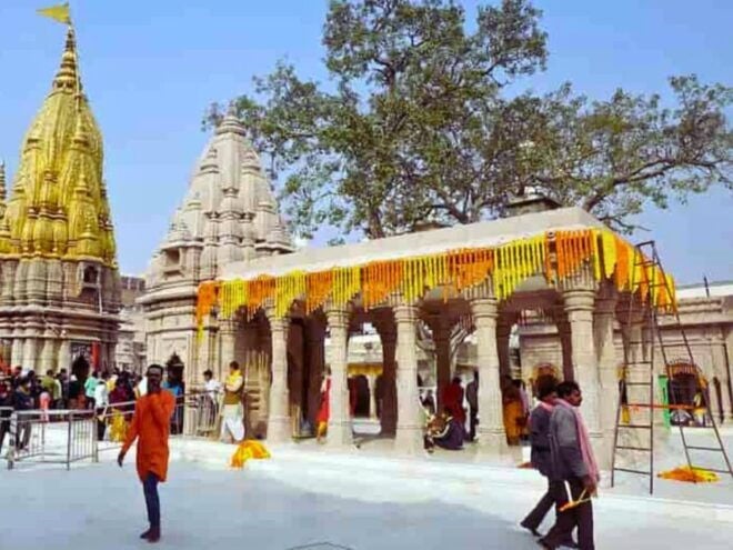 Varanasi Walking Tour With Local Snacks - Walking and Dressing Tips