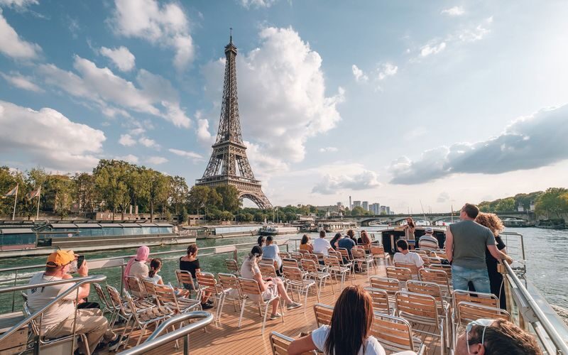 Vedettes de Paris 1-Hour Seine River Guided Sightseeing Cruise - Paris comes into focus from the Seine