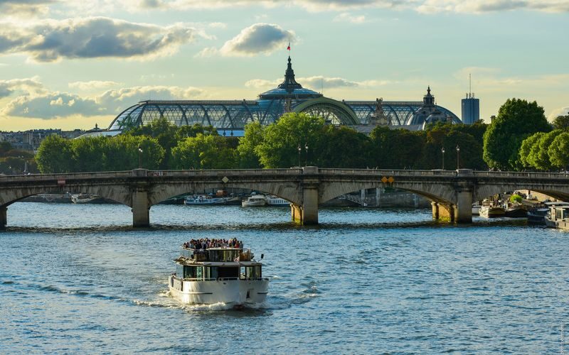 Vedettes de Paris 1-Hour Seine River Guided Sightseeing Cruise - The Eiffel Tower and the riverbank sights
