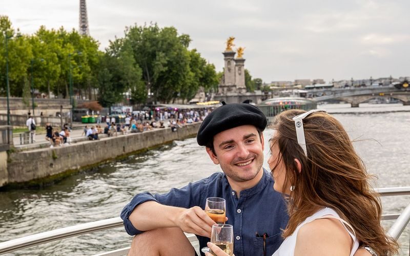 Vedettes de Paris 1-Hour Seine River Guided Sightseeing Cruise - Boarding, queues and finding a seat