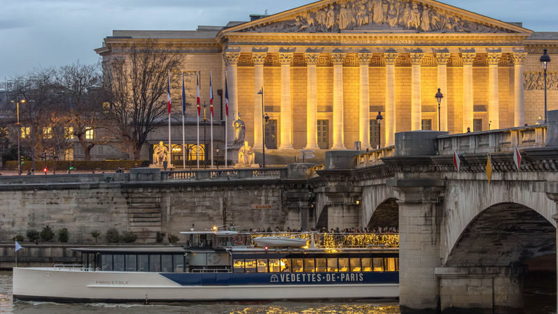 Vedettes de Paris 1-Hour Seine River Musical Sightseeing Cruise - Music, commentary and the electric boat