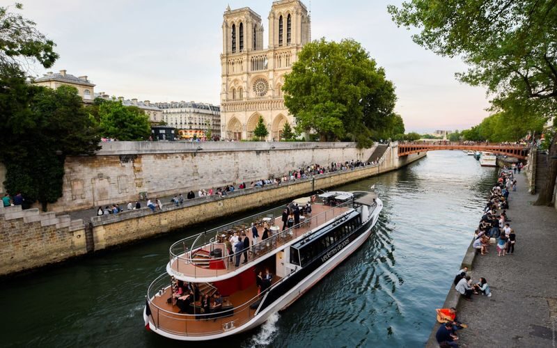 Vedettes de Paris 1-Hour Seine River Musical Sightseeing Cruise - Is an aperitif package worth the extra cost?