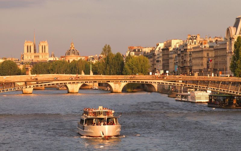 Vedettes de Paris 1-Hour Seine River Musical Sightseeing Cruise - Timing your cruise for the best views