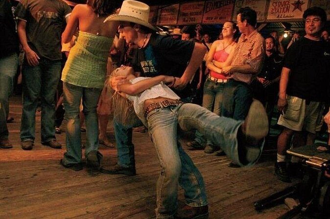 Vegas Country Bar Crawl: Party Bus & Drinks Included - Transportation, Timing, and Group Size