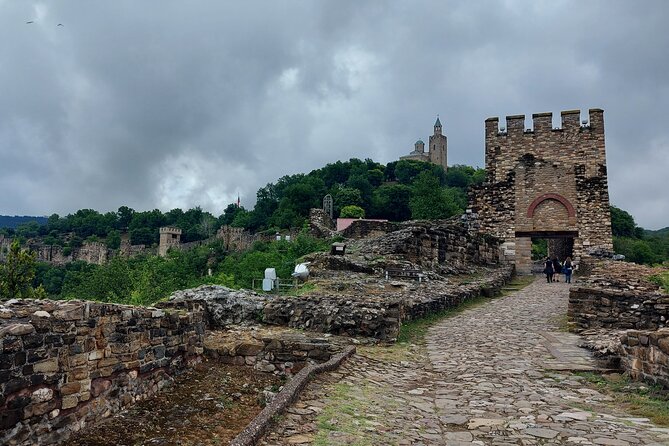 Veliko Tarnovo and Arbanasi Day Tour From Sofia With Pickup - Itinerary Highlights