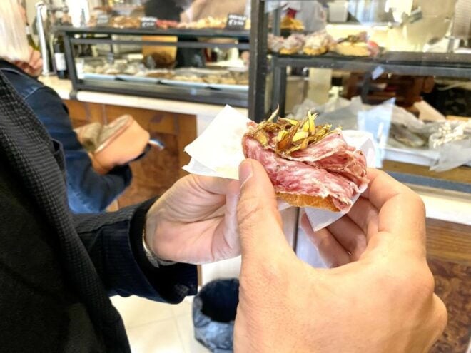 Venecia: Recorrido De Comida Callejera Con Un Guía Local Y Degustaciones. - Sampling Unique Snacks of Venecia