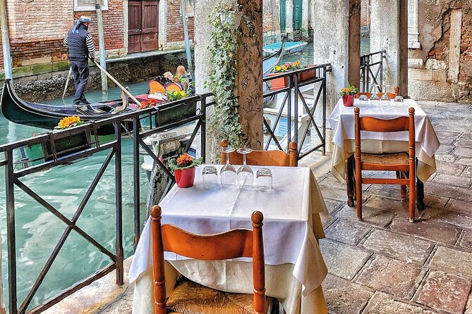 Venezia Walking Tour With Audio and Written Guide by a Local - Audio Guide and Language Options