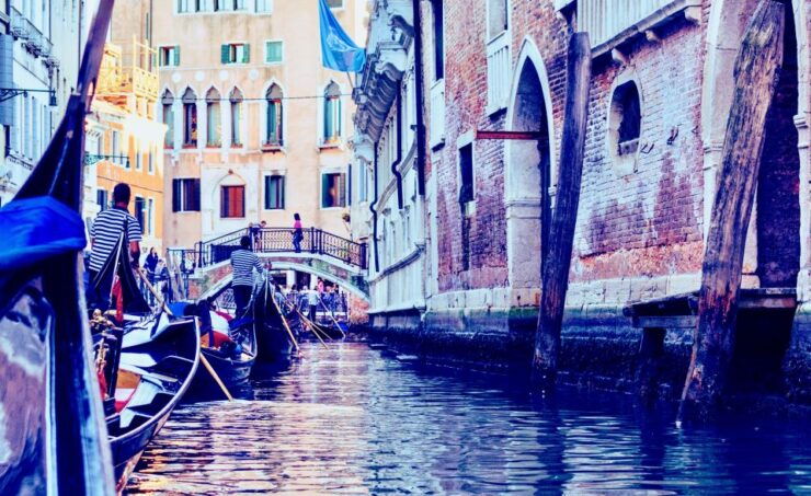 Venice: 30-Minute Gondola Ride on Grand Canal With Serenade - Overview of the Gondola Ride