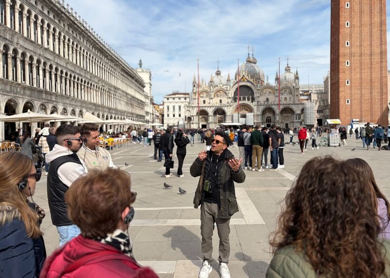 Venice City Center Walking Tour with Instagram Spots - Finishing with a Rialto Bridge View