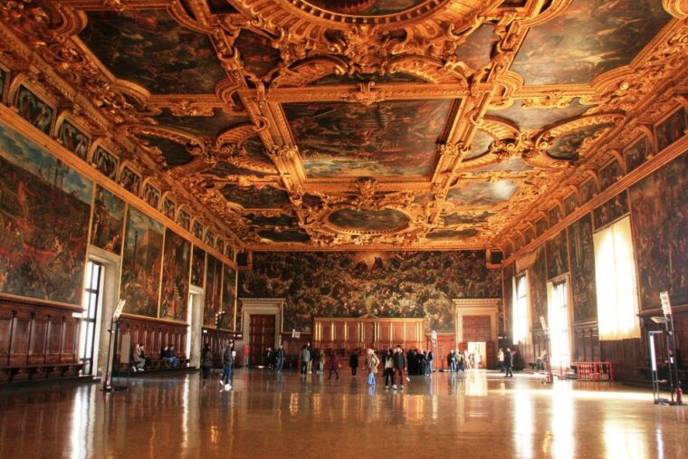 Venice: Doges Palace & Bridge of Sighs Small Group Tour - Discovering the Bridge of Sighs