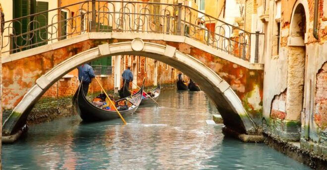 Venice: Gondola Meet and Share Platform App With Commentary - Meeting Point and Inclusions