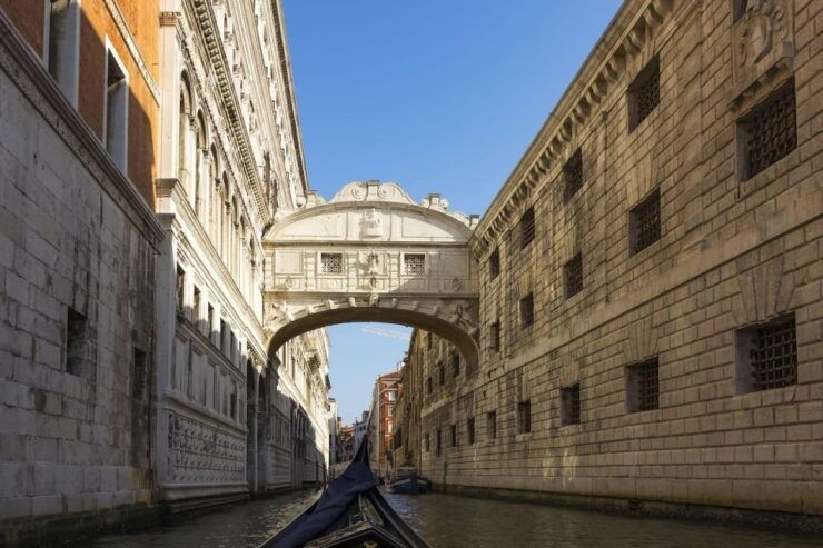 Venice: Gondola Meet and Share With App Commentary - Tour Details
