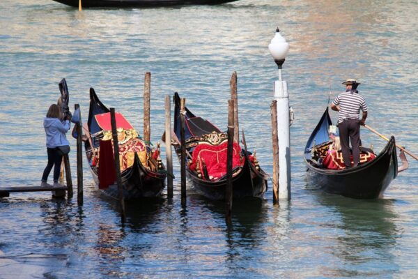 Venice: Grand Canal by Gondola With Live Commentary - Common Questions