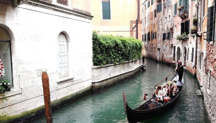 Venice: Grand Canal Private 30-Minute Gondola Ride - Experience Highlights
