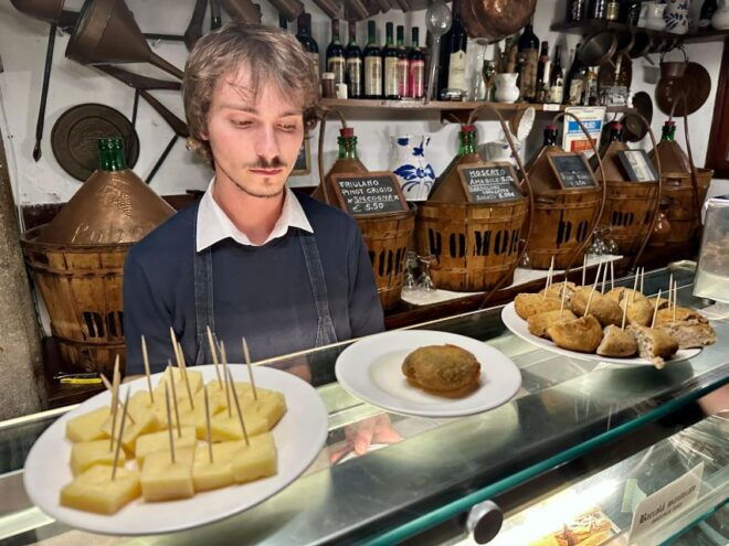 Venice: Guided City Highlights and Street Food Tour - Experience Highlights