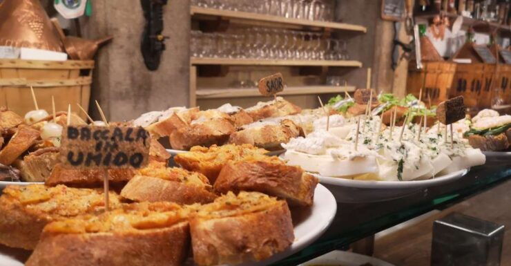 Venice: Guided Ghetto Tour by Night, Food Tastings & Spritz - Experience Highlights