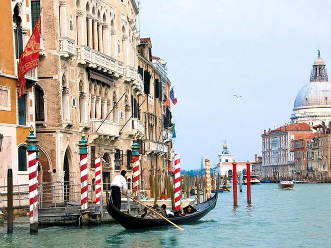 Venice: Guided Walking Tour and Gondola Ride - Experience
