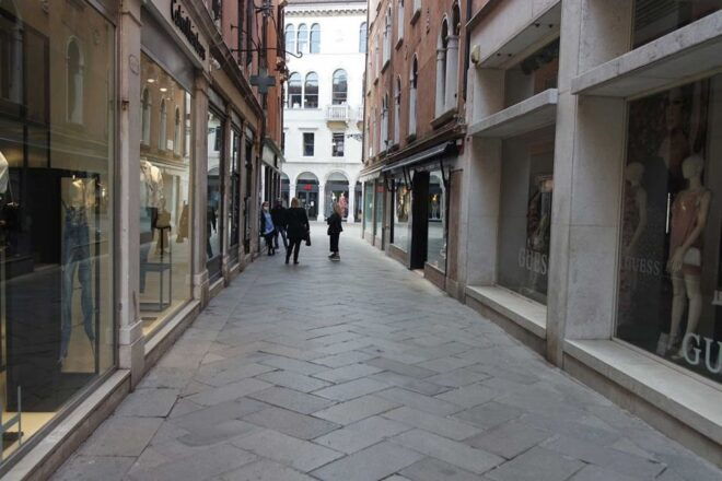 Venice: Heart of the Floating City Self-Guided Walking Tour - Inclusions and Requirements