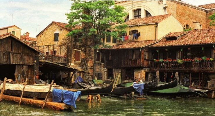 Venice: Historical Gondola Yard Private Tour - Tour Details