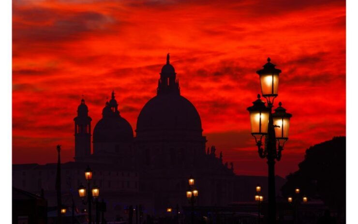 Venice: Mysterious Tales of Witches and Ghosts. - The Enchanting History of Venice