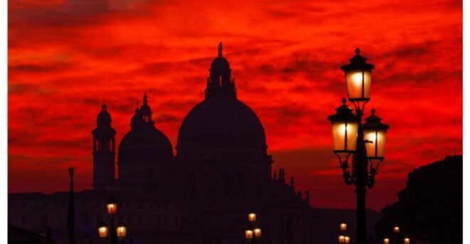 Venice: Mysterious Tales of Witches and Ghosts. - Haunted Locations and Ghostly Apparitions