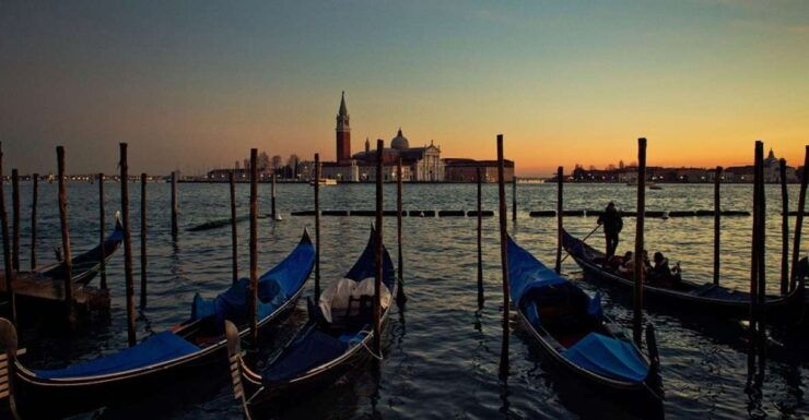 Venice: Private Evening Stroll With Gondola Ride - Good To Know
