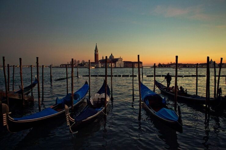 Venice: Private Evening Stroll With Gondola Ride - Itinerary