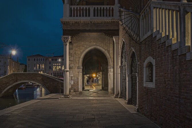 Venice Private Ghost Tour and Gondola Ride - Exploring Ghostly Alleyways and Palaces