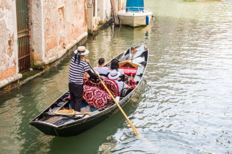 Venice: Private Gondola Cruise for up to 5 Passengers - Experience Highlights
