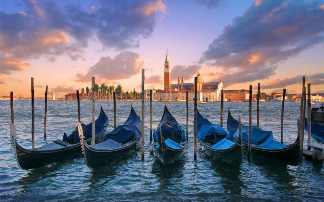 Venice: Private Gondola Cruise for up to 5 Passengers - Product Details
