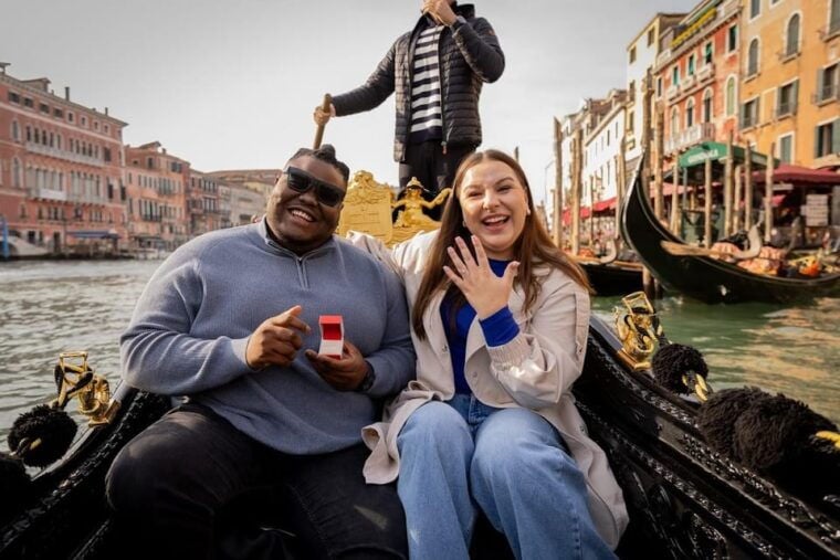 Venice: Private Photoshoot In Gondola - Photography Experience and Customization Options