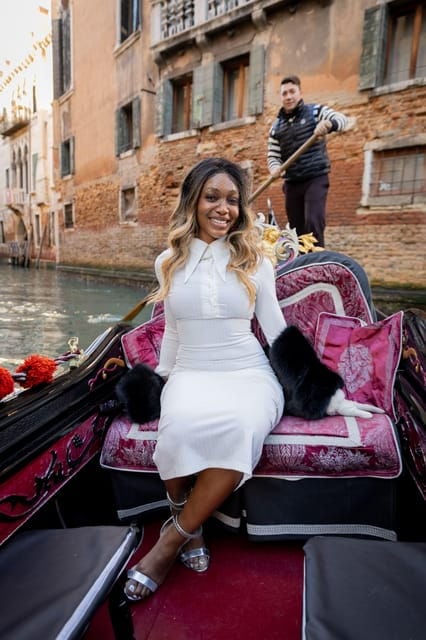Venice: Private Photoshoot In Gondola - Communication With the Photographer