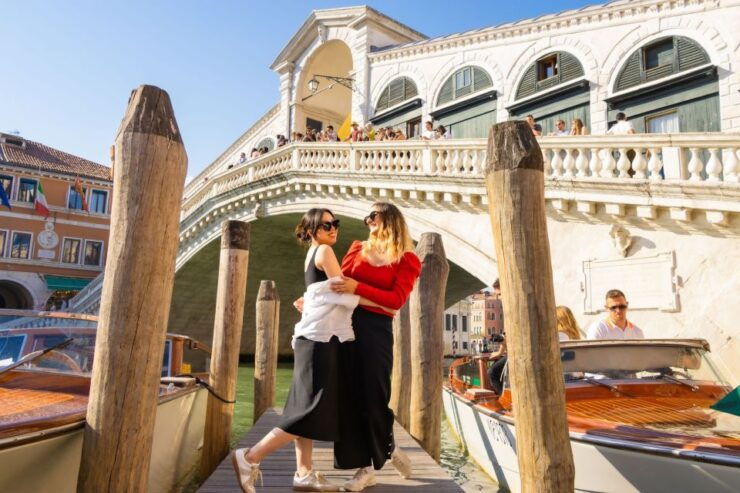 Venice: Professional Photoshoot at the Rialto Bridge - Photography Experience