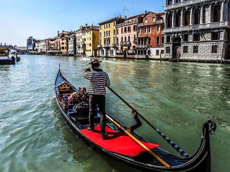 Venice: Rialto Bridge Guided Tour and Shared Gondola Ride - Experience the Guided Walking Tour