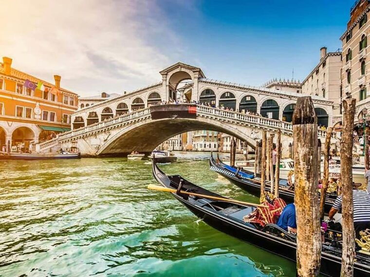 Venice: Rialto Bridge Guided Tour and Shared Gondola Ride - Discover the Gondola Ride
