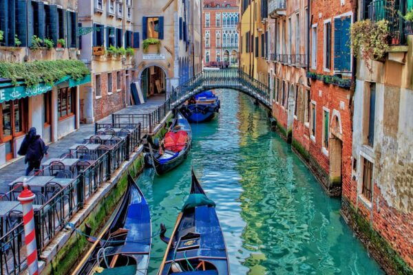 Venice: Romantic Gondola Tour and Dinner for Two - Transportation and Dinner