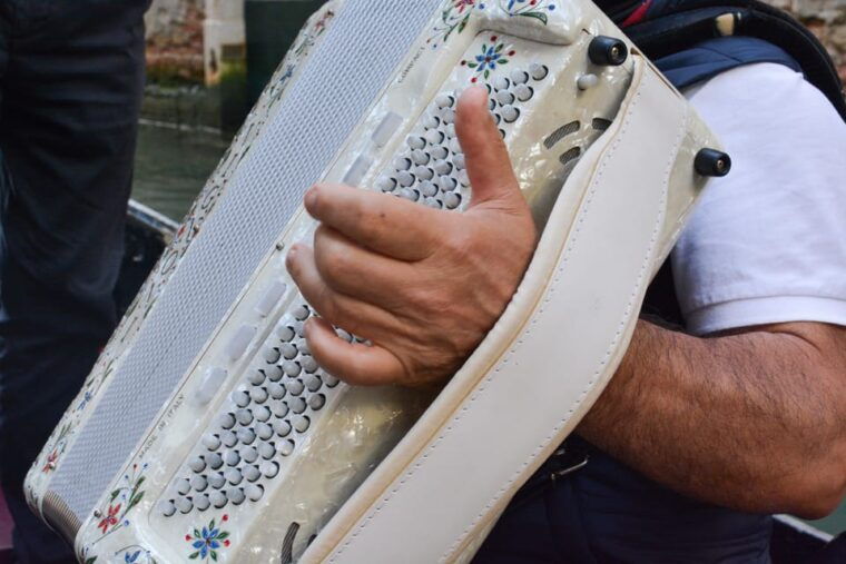 Venice: Romantic Shared Gondola Serenade on the Grand Canal - Group Size and Accessibility
