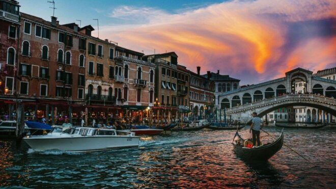 Venice: Shared Gondola Ride at Sunset - Cancellation Policy and Meeting Point