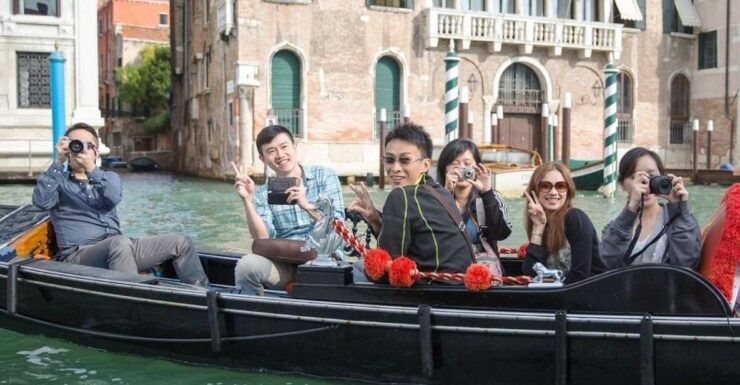 Venice: Shared Gondola Ride - Activity Duration and Host