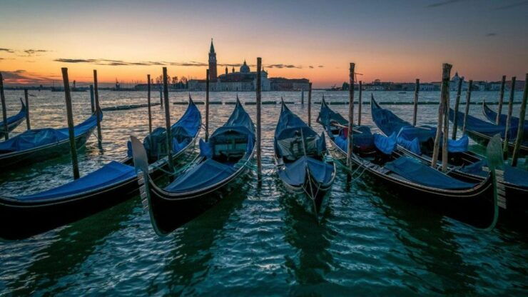 Venice: Sunset Gondola Ride and Ghosts Walking Tour - Activity Description