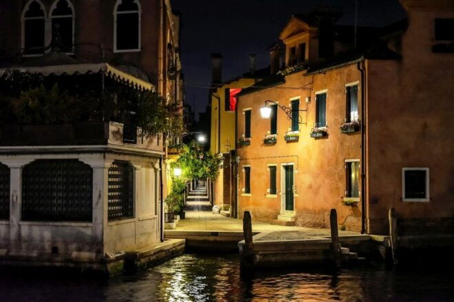 Venice Walking Tour by Night: Aperitif and Legends - Tour Experience