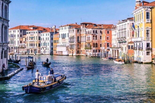 Venice: Walking Tour With Audio Guide in French - Tour Experience