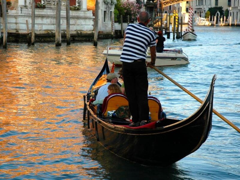 Venice's Private Gondola: Romantic Serenade - The Experience in Detail