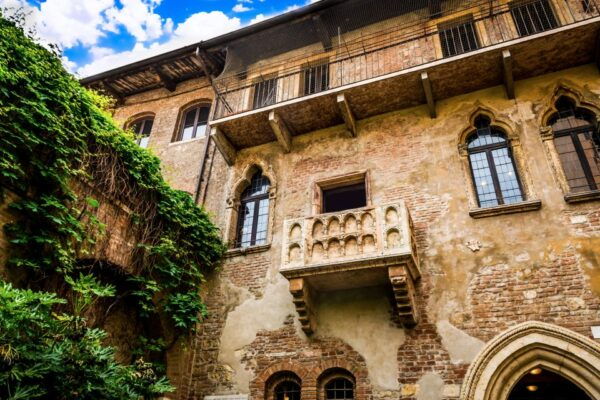 Verona Arena and Historic Highlights: A Guided Walking Tour - Background