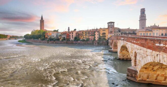 Verona: Express Walk With a Local in 60 Minutes - Highlights of the Tour