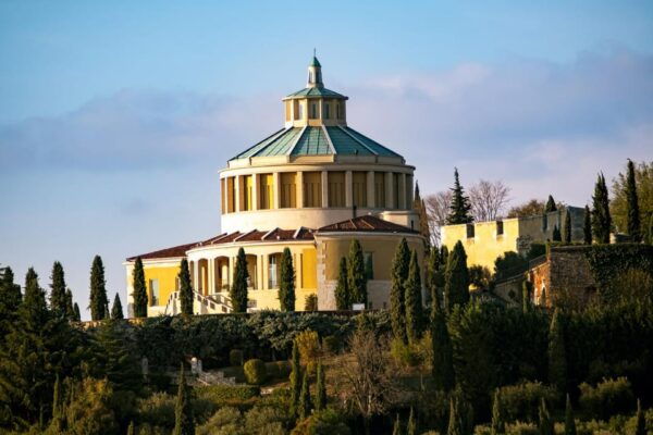 Verona: Express Walk With a Local in 60 Minutes - Meeting Point and Directions