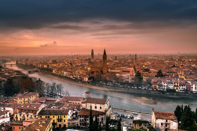 Verona: Interactive Map for a Self-Guided Tour. - Key Features