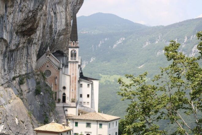 Verona: Madonna Della Corona Sanctuary Walking Tour - Experience