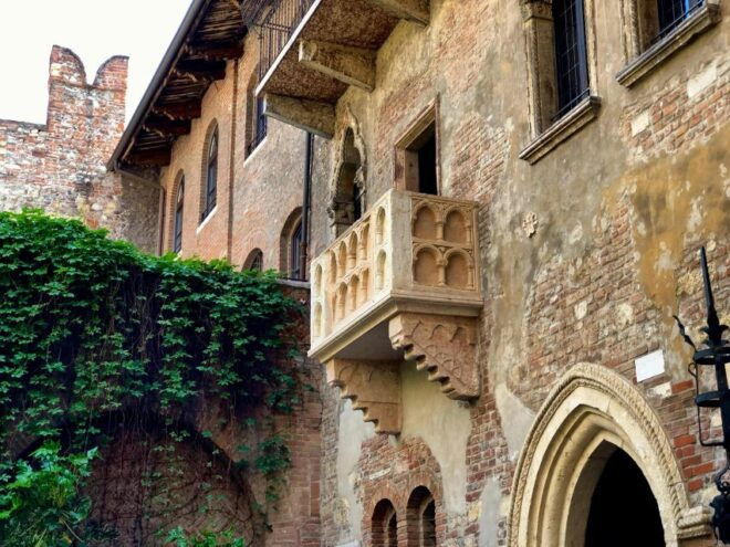 Verona: Private Walking Tour in the City of Love - Experience