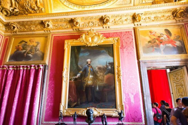 Versailles: 2-Hour Private Tour for Groups or Families - Meeting Point and Guide Identification